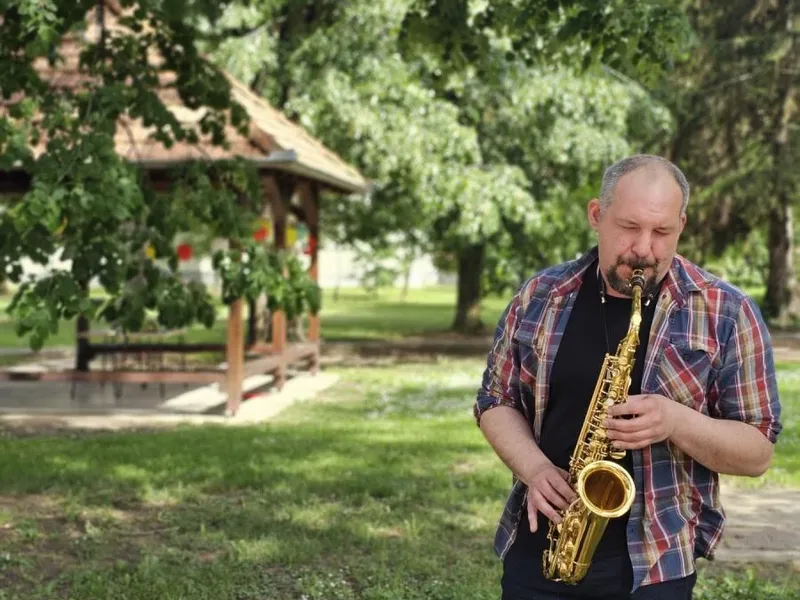 Profesor svira saksofon na otvorenom tijekom Dana otvorenih vrata Glazbene škole Josipa Runjanina